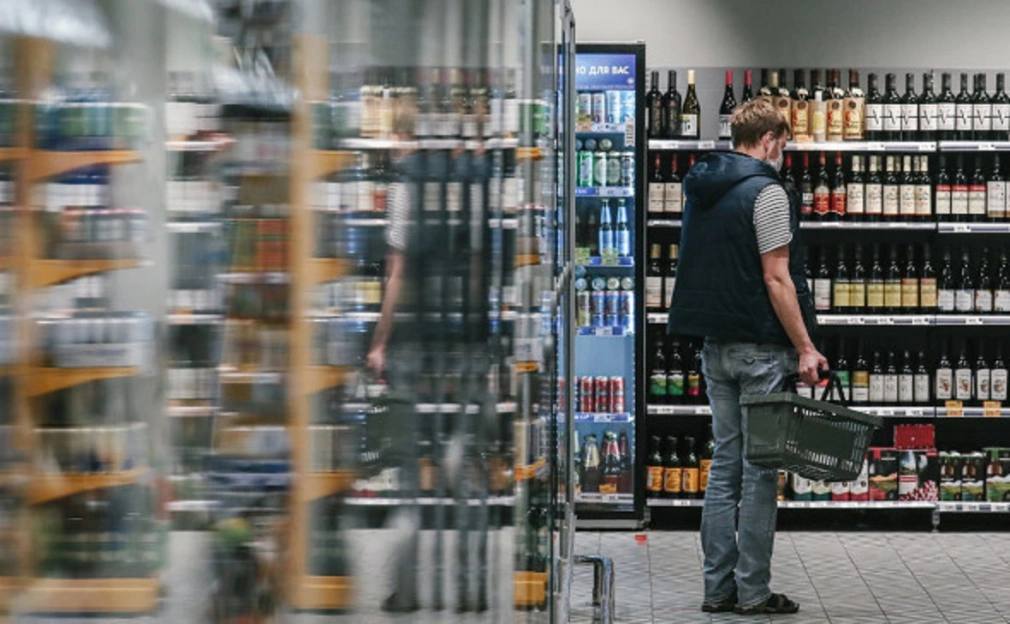 В мае и июне в Башкирии будет ограничена продажа алкоголя В мае и июне в Башкирии в период праздничных мероприятий будут вводиться ограничения на продажу алкоголя. Ближайший запрет будет введен в предстоящую субботу, 24 мая, в этот день в связи с проведением последнего звонка продажу алкоголя, включая пиво, запретят на всей территории республики, сообщил спикер Госсобрания региона Константин Толкачев. С 31 мая по 19 июня в Башкирии пройдут сабантуи. В дни их проведения запрет на реализацию спиртного будет действовать на территориях соответствующих муниципальных образований. В июне продажа алкоголя также будет запрещена в последнюю субботу месяца, 28 июня, в связи с празднованием Дня молодежи. РБК-УФА