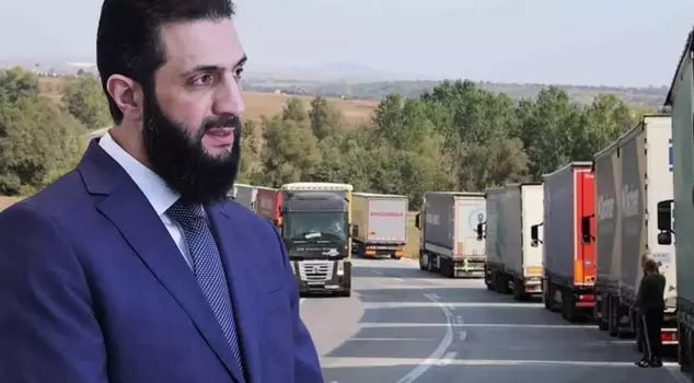Сирия запрещает импорт турецких товаров что это значит Сирия ввела бессрочный запрет на импорт 20 видов турецких товаров включая замороженную курицу помидоры виноград яйца яблоки картофель инжир вишню и перец Это расширяет июньский запрет на огурцы и лук Мера призвана защитить местных производителей и обеспечить продовольственную безопасность Запрет последовал за трудностями с которыми столкнулись сирийские производители в частности птицеводы в Хаме из за низких цен на импорт Эта политика является частью стратегии по поддержке внутренней экономики и снижению зависимости от внешних поставщиков Ожидается что Сирия будет искать альтернативных поставщиков запрещенных товаров в Египте Иране или Ливане Этот шаг может укрепить экономические связи с этими странами и способствовать развитию собственного производства но также может привести к изменению потребительских цен и ассортимента на внутреннем рынке