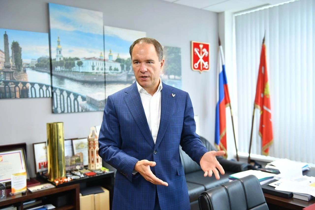 В Санкт Петербурге перезапустят производство нескольких промышленных площадок сообщает Фонтанка со ссылкой на главу профильного комитета Александра Ситова По его словам в 2026 году на площадке в Шушарах бывшем заводе GM планируется выпускать линейки и седанов и SUV от трех до пяти моделей Пока с этим проектом есть сложности признал чиновник но официального переноса сроков нет Еще весной 2025 года сообщалось что завод GM будет собирать кроссоверы Jaecoo под это даже была создана прокси марка и некий бизнес седан Что касается бывшего завода Toyota то он в высокой степени готовности Какие то технологические цепочки перестраивались а не строились заново Но сложностей много это и вопрос позиционирования на рынке выбора партнера модели логистики сказал чиновник Согласно прежней информации здесь планировали выпускать люксовые автомобили Hongqi под брендом Aurus или новообразованным Senat hongqi chinamashina news jaecoo chinamashina news