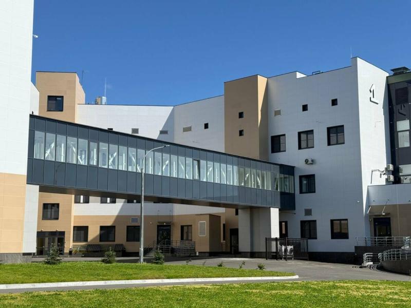 Власти Камчатки требуют более 90 млн рублей с проектировщиков краевой больницы Строительство новой краевой больницы на Камчатке задерживается из за срыва сроков проектировщиками Заказчик требует с АО Крокус Интернэшнл почти 91 млн рублей неустойки сообщает Камчатка Сегодня По данным арбитражного суда Камчатского края компания подрядчик значительно затянула выполнение работ по корректировке проектной документации для строящейся больницы По состоянию на 20 августа 2025 года подрядчик сдал результаты только по первым двум этапам из пяти допустив просрочку от 517 до 872 дней по каждому из этапов отмечается в исковом заявлении Неустойка за просрочку этапов работ составила 90 6 млн рублей еще 100 тыс начислены за задержку передачи документации после экспертизы в 2023 году Заказчик КГКУ Единая дирекция по строительству отверг доводы подрядчика заявив что все данные и согласования предоставлялись вовремя Предварительное судебное заседание по этому делу назначено на 6 октября 2025 года Подписаться Прислать Чат