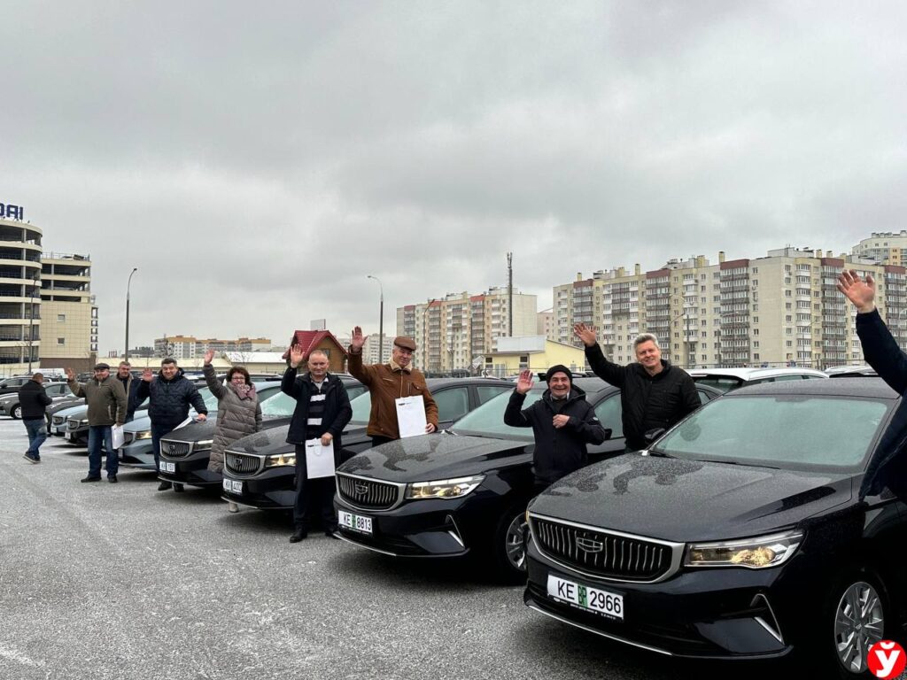 Медучреждениям Минской области подарили 20 машин Geely  Сегодня автомобильный парк системы здравоохранения Минской области пополнят новенькие автомобили Geely Emgrand.    — Машину будем использовать и для хозяйственных вопросов, а также для вопросов профориентации: ездить в другие города и приглашать к нам на обучение. Конечно, будет ее использовать и для учебных целей, — рассказал руководитель военно-патриотического воспитания медколледжа Слуцка Александр Максимович.    —Теперь можно быстрее доехать в населенный пункт или город. И, конечно, удобно, когда на новой машине доставка пациентов из одного учреждения занимает меньше времени. Теперь практически у каждого структурного подразделения уже будут свои машины, и разделение машин будет четко по профилю, — рассказала главврач Дзержинской ЦРБ Елена Подолянчик    Подробнее читайте на сайте  #Дзержинск #Слуцк    Подпишись — Минская правда MLYN.by