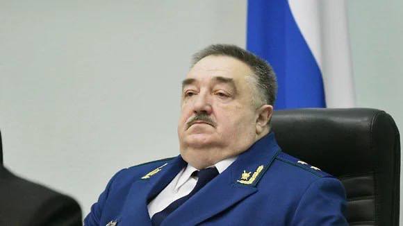 Прокурором Воронежской области может стать Валерий Войнов По данным Ъ Черноземье 65 летний Николай Саврун покидает пост прокурора Воронежской области в связи с выходом на пенсию Его место займет Валерий Войнов руководящий главным управлением кадров Генпрокуратуры РФ Ожидается что скоро будет обнародован соответствующий указ президента РФ Официальных комментариев пока нет В прокуратуре Воронежской области Ъ Черноземье сказали что о кадровых решениях такого уровня сообщает только Генеральная прокуратура РФ Там пресс релизов о перестановках в регионе не публиковали Николай Саврун на втором фото работает прокурором Воронежской области с конца 2020 го До этого он меньше года занимал аналогичный пост в Тамбовской области Ранее господин Саврун в 2010 2020 годах работал прокурором Белгородской области Кадровые изменения подтвердили два источника Ъ Черноземье знакомые с решением По ожиданиям одного из них пост главного воронежского прокурора после господина Савруна может занять 54 летний Валерий Войнов руководящий главным управлением кадров Генпрокуратуры РФ Валерий Войнов на первом фото родился в 1971 году в городе Ташауз Ташаузской области Туркменской ССР В 1993 году окончил Кемеровский госуниверситет по специальности правоведение В прокуратуре работает с 1995 го Карьеру начал строить в Калининградской области где занимал должности от следователя Черняховской городской прокуратуры 1995 й до первого заместителя прокурора области 2011 2014 й С 2014 года по 2021 й работал первым замом прокурора Московской области Подписывайтесь на Ъ Черноземье