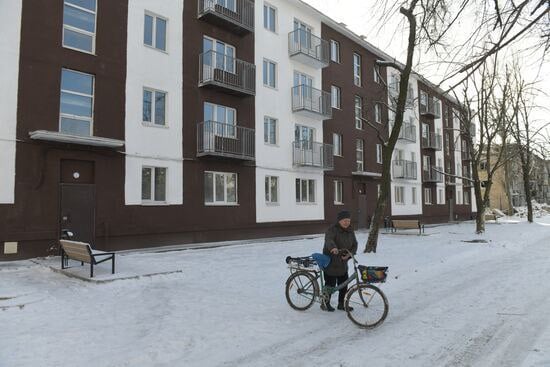 В Авдеевке в восстановленные квартиры вернулись около 200 человек  В освобожденной Авдеевке продолжается восстановление жилого фонда. 184 жителя уже заселились в обновленные квартиры, где полностью восстановлены отопление, водоснабжение и электричество.  К концу весны планируют заселить еще 78 человек. В работах участвуют ЯНАО, Челябинская и Ханты-Мансийская области.  Местные жители отмечают хорошее состояние жилья и стабильную работу коммунальных систем.  Россия своих не бросает!  Знать больше с Украина.ру