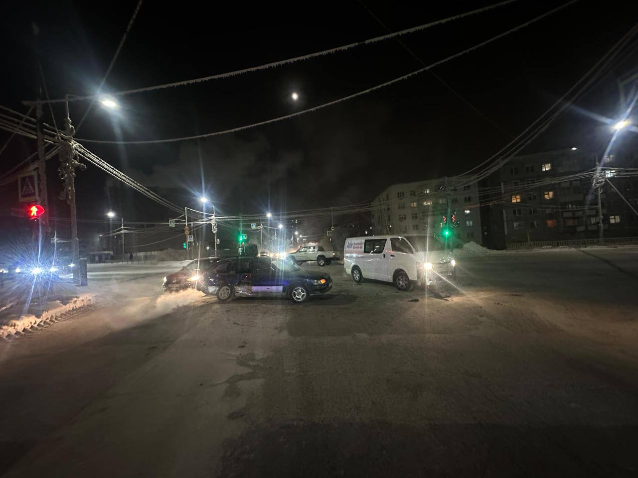 Пять ДТП с пострадавшими в Якутске  В Якутске за минувшие сутки зарегистрировано пять ДТП с пострадавшими. Среди них есть несовершеннолетний пассажир. Всего по республике произошло 10 дорожно-транспортных происшествий.   Как сообщает региональная Госавтоинспекция, в городе Алдан сбили пешехода. А в Намском районе произошло трагическое ДТП с опрокидыванием автомобиля. К несчастью, погиб один человек и еще четверо пострадали.  Выяснилось, что на перекрестке улиц Лермонтова и Каландаришвили произошло столкновение. Водитель автомобиля «Тойота Королла» при повороте налево не уступил дорогу встречному транспорту «Тойота Хайс». В результате аварии пострадал девятилетний пассажир, находящийся в салоне машины виновника столкновения.  Кроме того, примерно в восемь часов вечера 11 января на регулируемом пешеходном переходе на улице Лермонтова-Короленко сбили 60-летнего пешехода, который переходил дорогу на запрещающий сигнал светофора.   Фото: Госавтоинспекция