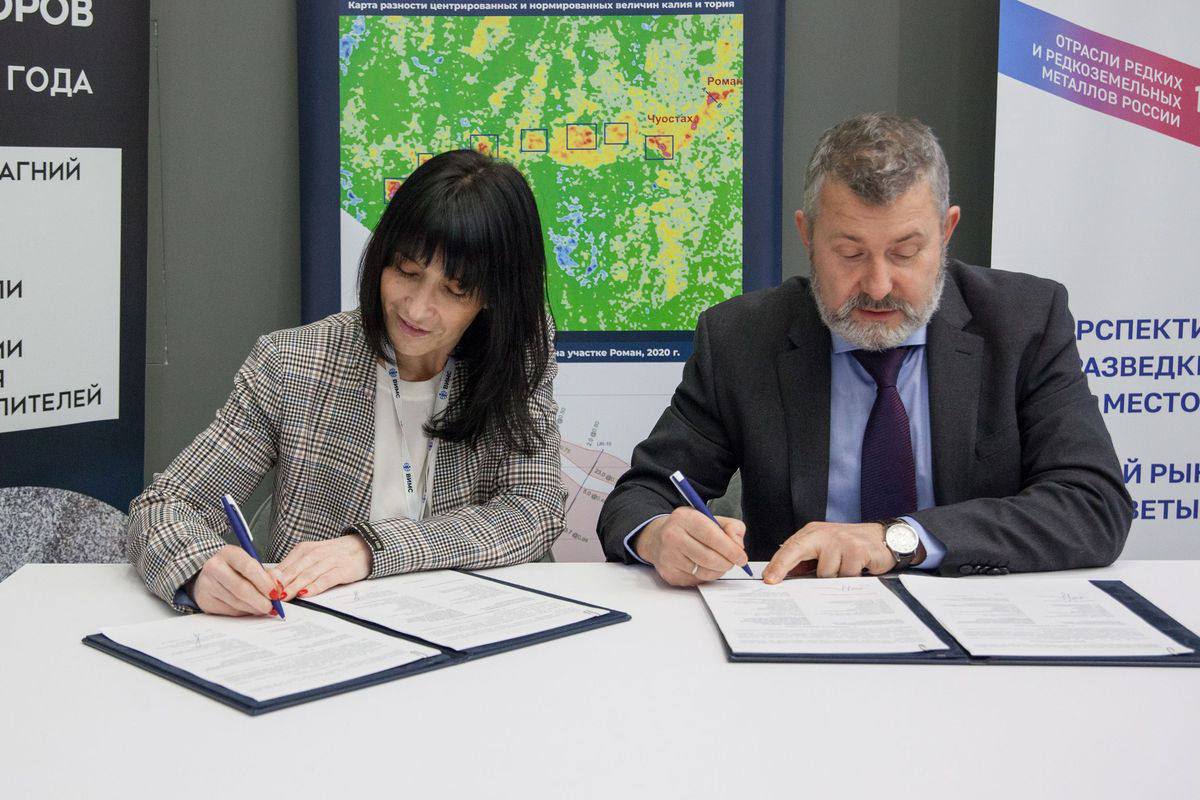 Росатом участвует в создании кластера глубокой переработки цветных редких и редкоземельных металлов в Ангаро Енисейском регионе Гиредмет входит в научный дивизион Росатома и фонд развития инновационного научно технологического центра Долина Менделеева подписали соглашение о стратегическом сотрудничестве по созданию кластера В планах партнеров разработка и внедрение технологий производства и разделения редких и редкоземельных металлов РМ и РЗМ создание новых материалов и высокочистых веществ развитие технологий хранения энергии аддитивных технологий и искусственного интеллекта для химической промышленности Андрей Голиней директор химико технологического блока Росатом Наука Гиредмет обладает всем необходимым научным и производственным потенциалом чтобы стать ключевым центром компетенций в новом кластере глубокой переработки металлов Ангаро Енисейского региона Наше сотрудничество укрепит технологический суверенитет страны в критически важных областях от литий ионных аккумуляторов и постоянных магнитов до сверхчистых веществ для электроники Подписывайтесь на Росатом Оставляйте бусты новость Гиредмет РосатомНаука УченыеРосатома