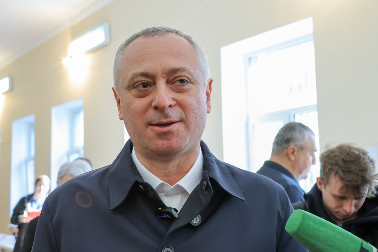 Гудаута и Самара стали партнёрами: подписано соглашение о сотрудничестве В Администрации Президента Абхазии прошла церемония подписания соглашения о международных и внешнеэкономических связях между Гудаутским районом и городом Самара. Президент Бадра Гунба подчеркнул значимость российско-абхазского взаимодействия: «Отношения между нашими государствами — Российской Федерацией и Республикой Абхазия — имеют для нас стратегическое значение. Это ключевое сотрудничество, основанное на дружбе и взаимном уважении. Народ Абхазии всегда тепло и искренне относится к нашим братьям — россиянам, к многонациональному народу Российской Федерации». Мэр Самары Иван Носков подтвердил настрой на практическое сотрудничество: «Особое значение имеет дружба между детьми — именно с нее начинается настоящее взаимопонимание. Мы готовы принимать абхазских школьников и будем рады, если дети из Самары смогут приезжать в Абхазию». Соглашение откроет путь для культурного, образовательного и спортивного обмена, а также реализации совместных проектов между регионами. Global Look Press / Petrov Sergey Подписаться Буст