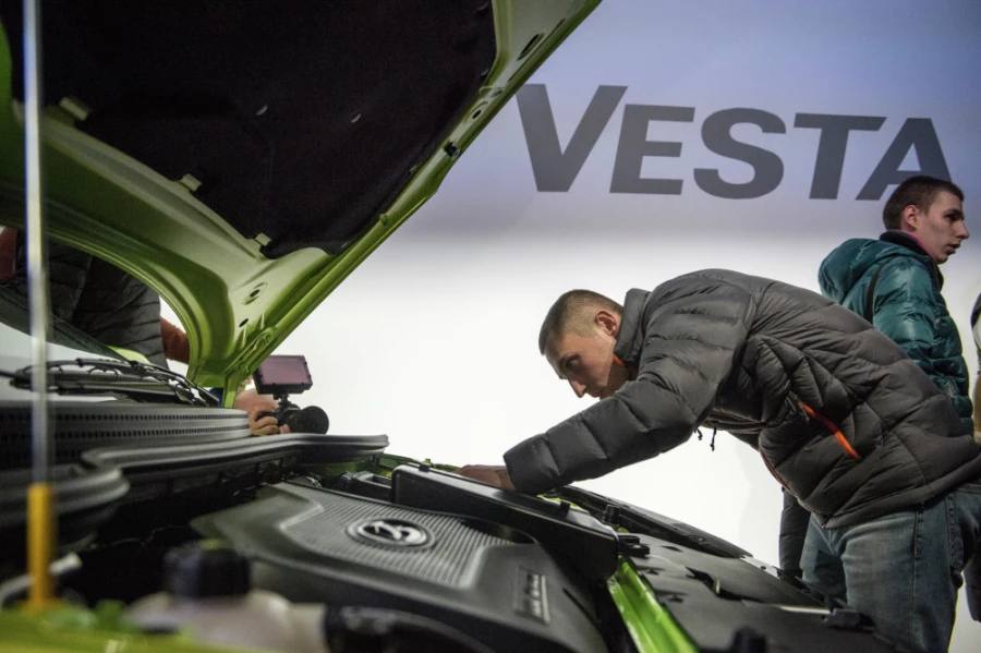У АвтоВАЗа на заводе газ в Тольятти выпустят метановую Весту Волжский автозавод анонсировал запуск в производство трех новых модификаций Lada Vesta Одна из них битопливная способная работать на бензине и метане Проект кажется сомнительным уверены эксперты Читать эксклюзив подробнее mashnews эксклюзив
