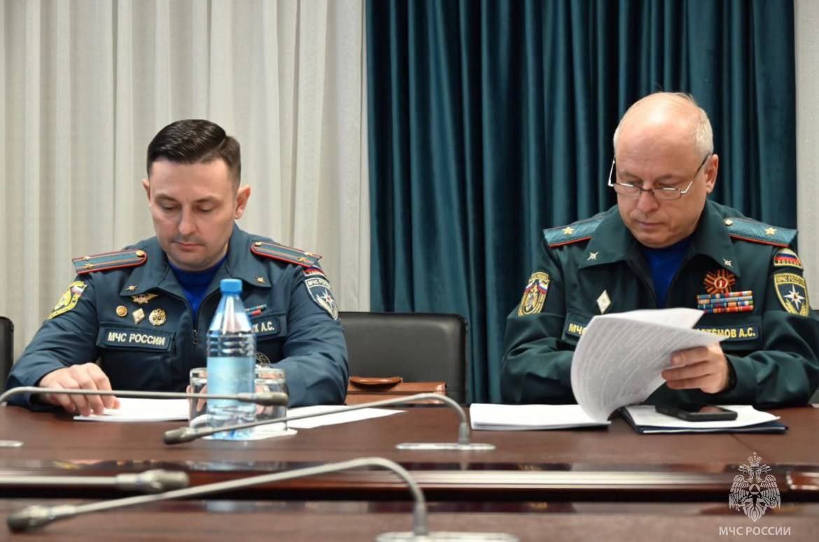  На контроле начальника Главного управления МЧС России по Республике Тыва: пожарная безопасность в детских лагерях Сегодня на селекторном совещании в правительстве Тувы по вопросу подготовки к летней оздоровительной компании доложено, что взято на контроль 170 оздоровительных лагерей, из них 146 – пришкольных с дневным пребыванием, 22 загородных стационарных и 2 палаточных лагеря. В преддверии летнего сезона инспекторы федерального государственного пожарного надзора уже провели внеплановые контрольно надзорные и профилактические мероприятия по соблюдению требований пожарной безопасности в загородных лагерях республики. Основные выявленные нарушения - это отсутствие автоматического дублирования сигналов о возникновении пожара в пожарную охрану, неисправные системы пожарной сигнализации, а также 3 стационарных лагерях на территории не обеспечены источниками наружного противопожарного водоснабжения. Данные нарушения должны быть устранены до открытия первого сезона. Как только в лагерях разместятся дети, инспекторы вновь посетят их, чтобы провести инструктажи о мерах пожарной безопасности и учебные занятия по эвакуации.
