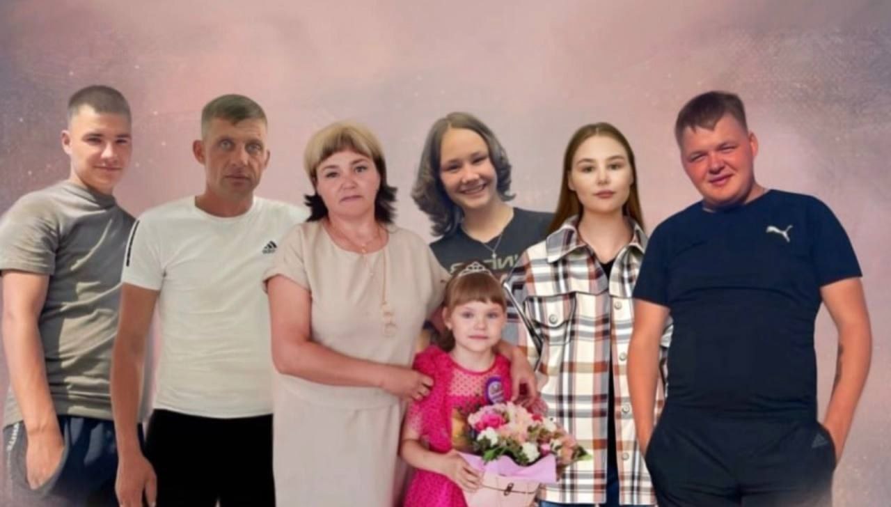Семья бойца СВО из Забайкалья стала победителем Х Всероссийского конкурса Семья года Всего участвовали 10 8 тысяч семей а одержали победу 89 Лидеров выбирали в шести номинациях Многодетная семья Молодая семья Сельская семья Золотая семья Семья хранитель традиций и Семья защитника Отечества Многодетная семья Нифонтовых вошла в число победителей в последней Награждение состоится уже завтра 15 октября в Национальном центре Россия Фото Минсоцзащиты Забайкальского края zabrtk Мы в MAX