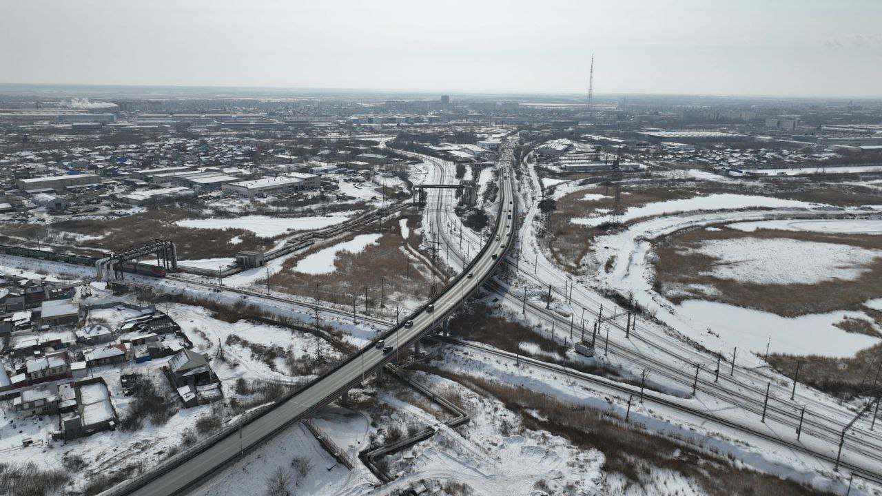 Мост через Транссиб в Кургане начнут строить уже в следующем году.   Контракт на проектирование должны заключить в ближайшее время. Параллельно будут расширять улицу Мостостроителей, пишет губернатор Шумков.   И ещё одна хорошая новость — незатопляемую дорогу могут сделать в районе шоссе Тюнина. Эстакаду хотели построить ещё несколько лет назад, но не срослось. Посмотрим, что будет сейчас.     Подпишись на «Короче, Курган»