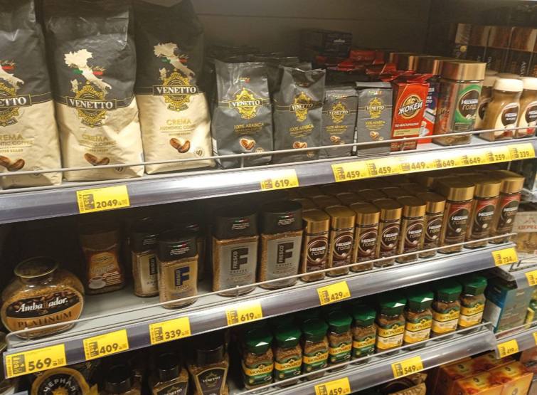 Бодрость в долг в Бурятии подорожал кофе   Пакетик Nescafe Gold 75 г теперь стоит около 350 рублей что в пересчёте за килограмм составляет почти 4700 рублей При этом килограмм качественного зернового кофе можно купить в тех же магазинах примерно за 1500 рублей Утренние радости подорожали на 50   В местных сообществах обсуждают что подорожание может затронуть и кофейни Хотя себестоимость зерна в чашке кофе невысока около 20 50 рублей рост цен на ингредиенты и общие издержки могут привести к увеличению стоимости напитков Ожидается что рынок кофе в республике сместится в сторону более экономных форматов кофе с собой и автоматы самообслуживания Видимо мы переходим на кофе 3 в 1 друзья Подробнее о кофе на нашем сайте