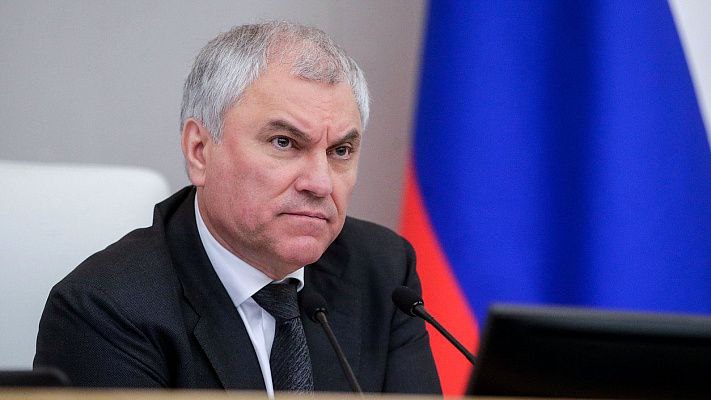 Вячеслав Володин Госдума обсудит вопросы безопасности и защиты граждан от негативных последствий использования нейросетей Председатель Государственной Думы Вячеслав Володин в своем канале в МАХ написал что все чаще из СМИ становится известно о случаях когда искусственный интеллект вместо помощи людям оказавшимся в сложной ситуации предлагает им решения совершенно иного плана Это к сожалению стало приводить к печальным последствиям Несколько громких эпизодов произошли в США и связаны с одной конкретной нейросетью сказал он добавив что теперь ее разработчики чтобы исправить ситуацию планируют интегрировать в нее функцию родительского контроля возможность добавить в чат бот контакт доверенного лица для связи в чрезвычайных ситуациях и прямой вызов экстренных служб Правильно было бы не дожидаясь трагедий внедрить такие механизмы создателям и других нейромоделей отметил Председатель ГД Происшедшее показывает излишняя цифровизация отсутствие контроля могут нести опасность и вред Далеко не на все вопросы можно и нужно искать ответы в нейросетях уверен Володин Искусственный интеллект это набор алгоритмов инструментов и баз данных Он не бывает полностью объективен и как оказалось может содержать в себе скрытые угрозы Важно помнить об этом пользуясь такими сервисами в жизни подчеркнул Председатель ГД Володин сообщил что в ноябре Государственная Дума планирует обсудить вопрос внедрения технологий ИИ и цифровизации Отдельное внимание и контроль безопасности и защите граждан от негативных последствий использования нейросетей заключил он ergosdumaofficial