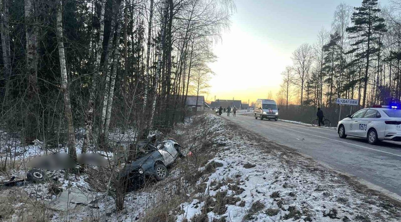 Под  #Смолевичи в ДТП трое погибших  Сегодня около 17:35 в деревне Будагово Смолевичского района 40-летний местный житель, управляя Volkswagen на закруглении дороги неправильно выбрал скорость движения и не справился с управлением. Автомобиль съехал в правый по ходу движения кювет, где совершил наезд на придорожное дерево и опрокинулся.   Водитель и два пассажира  личности устанавливаются  погибли.    YouTube  поддержать канал на