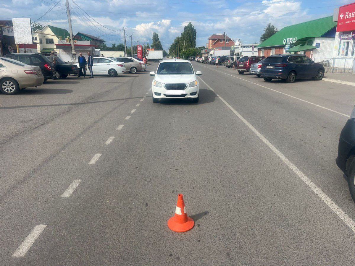 Воронежцам рассказали подробности ДТП со сбитой 8-летней девочкой Ребенок получил телесные повреждения в результате наезда автомобиля в Рамони. Напомним, инцидент произошел в пятницу, 13 июня, около 15:40 около дома №6 по улице 50 лет ВЛКСМ. По данным полиции, за рулем «Датсун Он До» находился 46-летний местный житель. Он ехал со стороны улицы Фабричная, когда под колеса автомобиля выбежала 8-летняя девочка, которая перебегала дорогу в неположенном месте. ↗ Прислать новость Подписаться