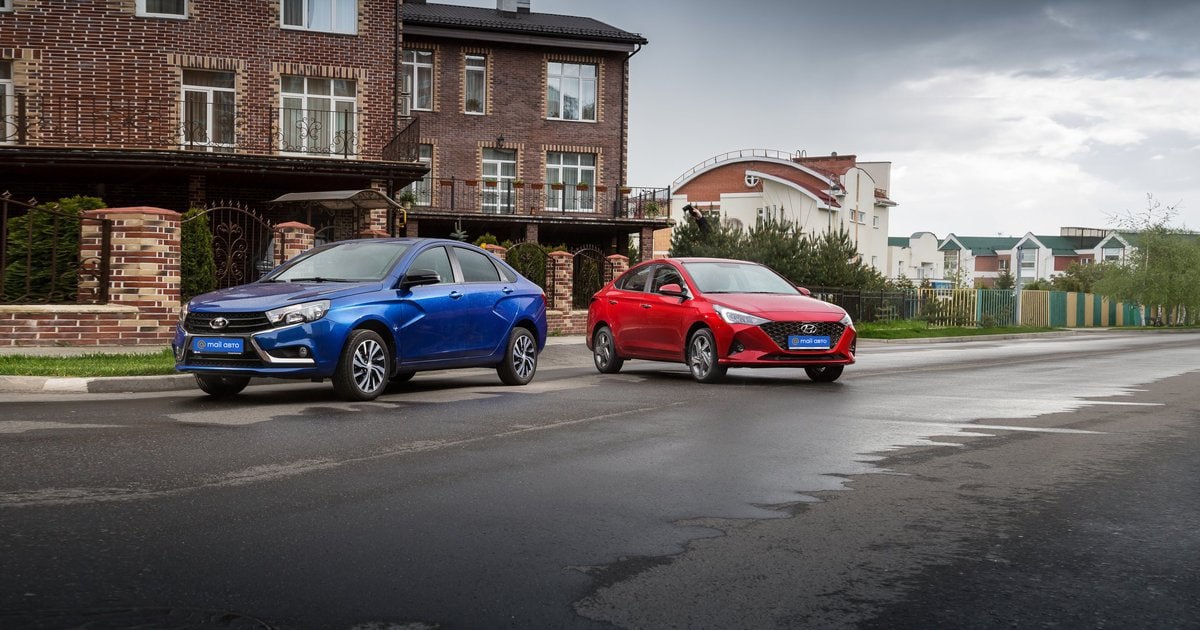 По итогам первой половины 2025 года для покупки подержанной Lada Vesta россиянину требуется 14 зарплат, а для б/у Hyundai Solaris — более 17 зарплат. Об этом говорится в исследовании сервиса «Авто.ру» и платформы hh.ru, в котором аналитики провели подсчеты по аналогии с индексом «бигмака».  Индекс доступности автомобиля показывает соотношение его средней цены к зарплате. Для вычисления используются средние цены на подержанные Hyundai Solaris и Lada Vesta  возраст 3–10 лет; пробег не более 200 тыс. км; не больше трех владельцев , и медианный заработок, который предлагают работодатели в вакансиях. Каждая единица индекса равна одной медианной зарплате в регионе. Чем показатель ниже, тем доступнее автомобиль.  Если в декабре прошлого года среднестатистический житель РФ мог приобрести Lada Vesta за 14,7 медианных зарплат, то к маю текущего года индекс снизился до 14,1 зарплаты. На Hyundai Solaris в январе требовалось 18,2 медианные зарплаты, к апрелю-маю значение вернулось к значению декабря — 17,2 зарплаты.  Такие результаты объясняются прежде всего снижением стоимости Lada Vesta с пробегом. В мае 2025-го средняя цена по РФ составляла ₽1,06 млн  –3,5% относительно декабря прошлого года . Стоимость Hyundai Solaris практически не изменилась и составила ₽1,29 млн. В то же время за полгода уровень заработной платы практически не изменился и в мае 2025 года составил ₽75 тыс.  По итогам полугодия Lada Vesta была доступнее всего для жителей Центрального  12,5 медианных зарплат , Северо-Западного  13,2 , Дальневосточного  13,6  и Уральского  15  федеральных округов.   Дольше других потребуется копить жителям Сибирского  15,5 , Приволжского  15,7  Южного  16,9  и Северо-Кавказского  17,8  федеральных округов.   Похожая картина наблюдается в случае и с Hyundai Solaris.