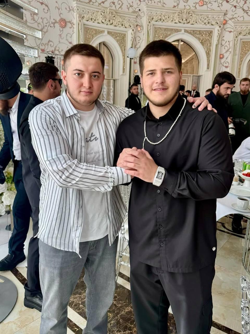 Оказалось, что Лапти Аладдина со своими часами за 320 тысяч долларов среди чеченцев настоящий скромняга и самый натуральный нищеброд. Так вундеркинд Адамка носит американские часы за 7 миллионов долларов. На его фоне Лапти сразу и потускнели. Быть добру!
