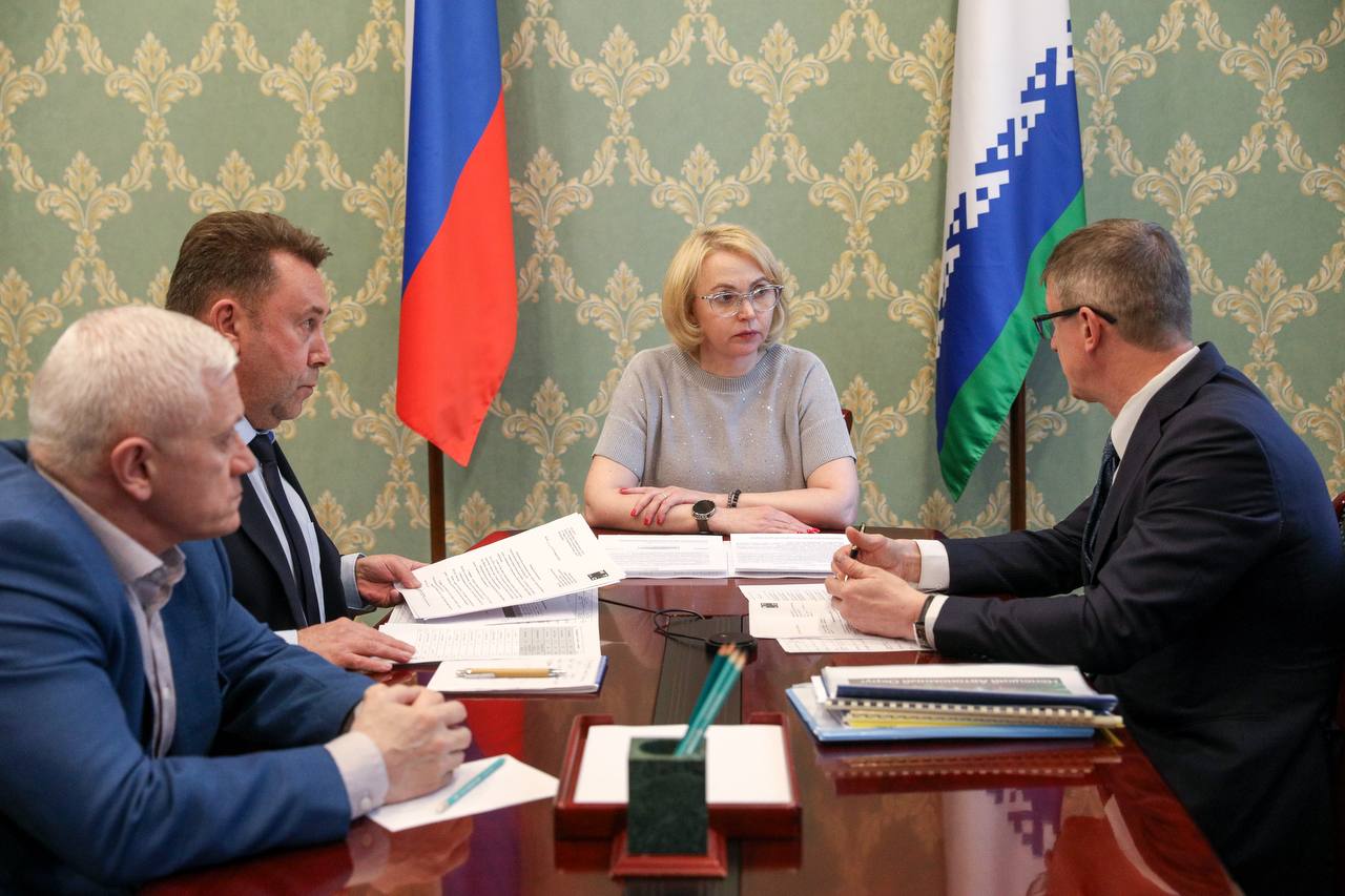 НАО и МТС запускают проект по развитию связи и интернета в окружных сёлах Об этом сообщила врио губернатора Ирина Гехт по итогу рабочей встречи с представителями компании. — Много запросов от наших жителей поступает по поводу качества связи и интернета в регионе. Устойчивая связь нужна всем, актуально это и для развития медицины, и для организации учебного процесса школьников и студентов. Эту проблему мы обсудили на встрече с представителями компании МТС, — рассказала Ирина Гехт. Врио губернатора отметила, что проект по развитию связи и интернета будет в первую очередь запущен в 11 населённых пунктах Заполярного района. Специалисты продумают несколько решений, которые позволят в кратчайшие сроки приступить к работам. Фото: Екатерина Эстер/НАО24