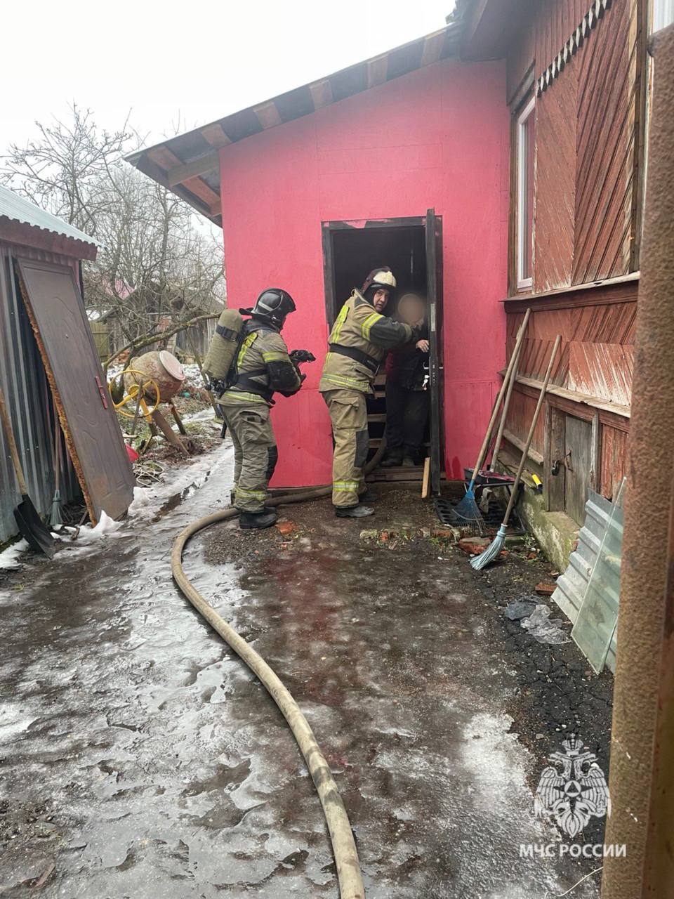 В Старой Руссе пожарно-спасательные подразделения ликвидировали пожар в частном доме   В 11.44 в экстренные службы поступило сообщение о пожаре в частном жилом доме на улице Рабочая Слободка в городе Старая Русса. На момент прибытия подразделений шел дым из-под кровли дома.   В 11.55 пожар ликвидирован. Личным составом был эвакуирован один человек. В результате возгорания повреждены потолочные перекрытия на площади 1 м кв.   Причину пожара устанавливают органы дознания.   Главное управление МЧС России по Новгородской области напоминает:   ремонт и кладку печей доверяй только профессионалам;   не оставляй топящиеся печи без присмотра или на попечение детей;  нельзя применять для розжига печей горючие и легковоспламеняющиеся жидкости;  перед топкой необходимо прибить металлический лист размерами не менее 50 на 70 см.;  не перекаливай печь;  не суши на печи вещи и дрова.