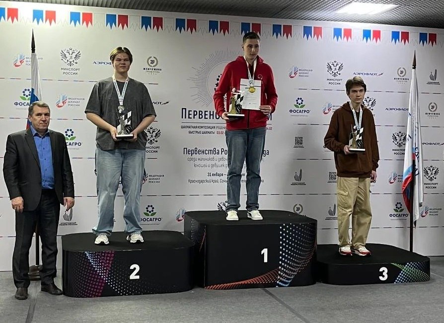 Сахалинец взял серебро первенства РФ по решению шахматных композиций Соревнования прошли в Сочи и собрали более 300 участников Шахматистам предстояло решить 18 заданий три на мат в 2 хода три на мат в 3 хода три этюда три задачи на кооперативный мат три многоходовые задачи и три задачи на обратный мат В возрастной группе U19 успешно себя проявил сахалинец Егор Макаров чемпион ДФО бронзовый призер финала детского Кубка России трехкратный победитель первенства ДФО Он уверенно решил 12 задач в двух допустил помарки и не справился только с четырьмя Фото minsport65   SakhalinMedia в       подпишись 18