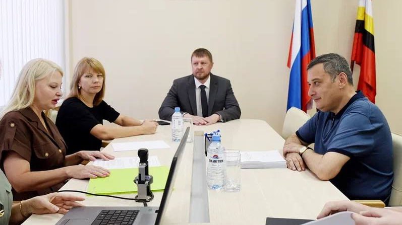 Врио губернатора Курской области Александр Хинштейн представил в избирком свою «сенаторскую тройку». В ее составе: олимпийская чемпионка по фехтованию Евгения Ламонова; командир «Барс-Курск» генерал-майор Игорь Чечулин; директор одного из ключевых предприятий региона НПО «Электроагрегат», связанного с оборонной промышленностью, Николай Шевченко. В тройке нет действующего сенатора Алексея Кондратьева, который, как ожидается, сменит регион: врио губернатора Тамбовской области Евгений Первышов включил его в свой сенаторский список.