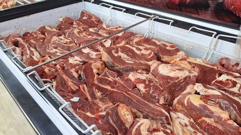 Минводсельпром Кыргызстан полностью обеспечивает себя говядиной и бараниной В министерстве сообщили что страна полностью закрывает потребности в говядине и баранине Птицу же продолжают импортировать по квотам в 2025 году ввезли 58 тыс тонн в 2026 м ожидают 48 тыс тонн Срок действия государственного регулирования цен на мясо говядина и баранина за исключением бескостного мяса продлен до 31 декабря 2025 года Сейчас говядина и баранина стоят 600 700 сомов за килограмм по словам начальника отдела продовольственной безопасности Минводсельпрома Урана Чекирбаева Власти прилагают усилия удерживать стоимость на этом уровне особенно для уязвимых групп населения Также приостановлен экспорт живого скота чтобы сохранить достаточный объём мяса на внутреннем рынке