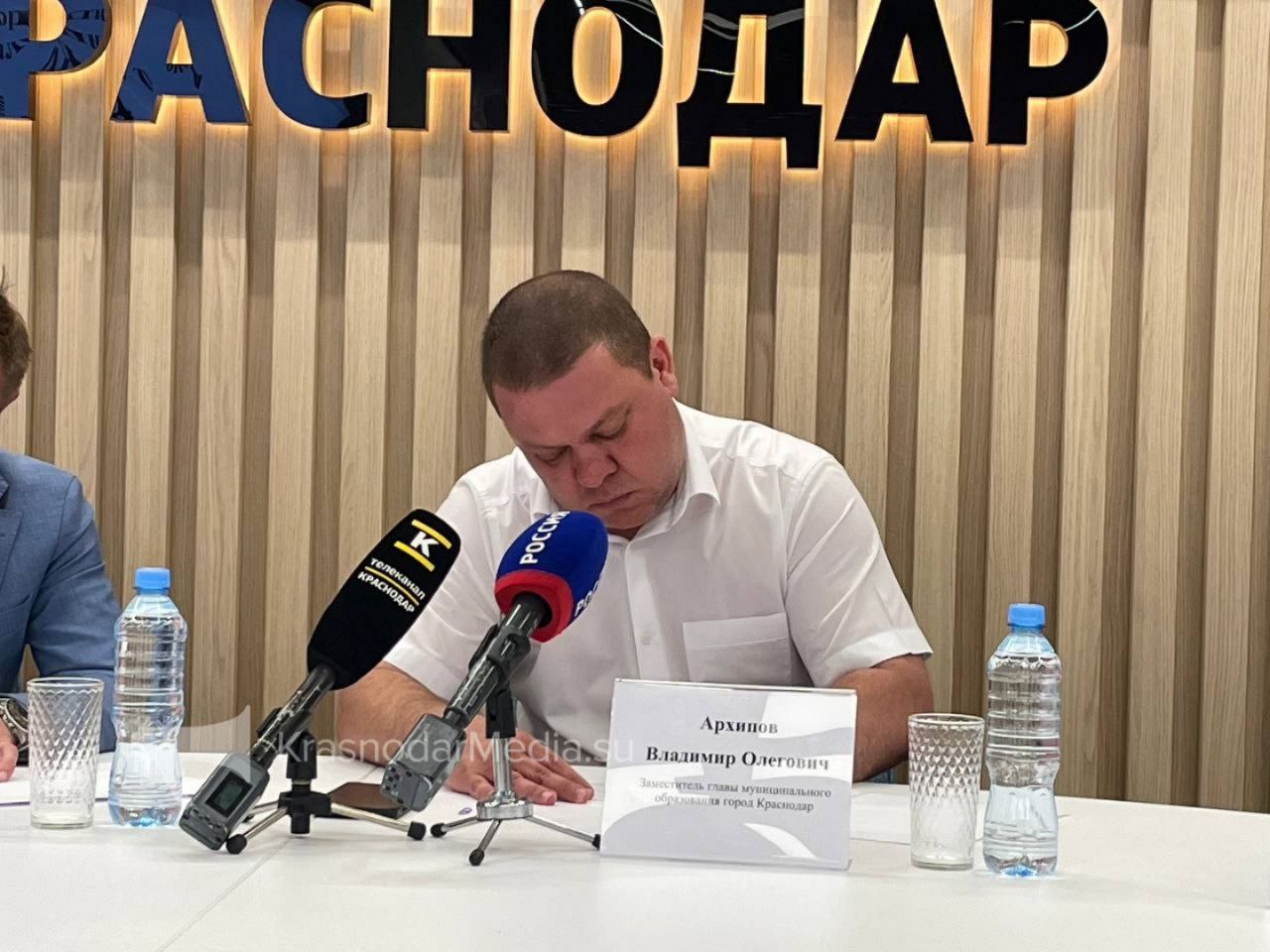 Все дорожные работы в центре Краснодара перенесут на ночь из-за высокой интенсивности движения Об этом рассказал замглавы Краснодара по вопросам строительства, транспорта и дорожного хозяйства Владимир Архипов. Чиновник отметил, что при большом снижении трафика часть работ могут перенести на день. Эти вопросы будут выполняться в кратчайшие сроки и в минимальном объеме, особенно на ключевых магистралях — улицах Тургенева и Калинина. В этом году в крайцентре планируют начать строительство шести новых объектов. Их общая протяженность будет свыше 11 км. Бюджет проектов превышает 11,6 млрд рублей, включая реконструкцию участков Западного обхода города. #ЖизньКраснодара KrasnodarMedia Прислать новость