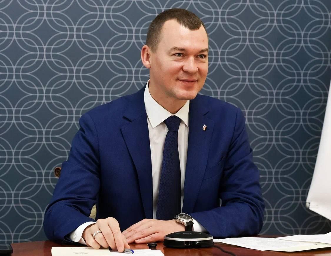 В Херсонской области открылись объекты спортивной инфраструктуры после реконструкции Министр спорта России, президент Олимпийского комитета России Михаил Дегтярев принял участие в открытии спортивных объектов в Херсонской области по ВКС. «Сегодня на связи Херсонская область. Здесь по поручению Президента России Владимира Владимировича Путина после реконструкции открывают свои двери сразу два спортивных объекта. Осенью прошлого года я был тогда еще на стройплощадках ФОКа и школы шахмат и шашек в Геническе», – сказал Михаил Дегтярев. Физкультурно-оздоровительный комплекс, построенный в 1992 году, к 2022 году пришел в нерабочее состояние. Благодаря работам в рамках Программы Минспорта по социально-экономическому развитию исторических регионов России он вновь готов принимать спортсменов. На его базе будут проводиться тренировки по шести видам спорта: прыжки на батуте, волейбол, самбо, дзюдо, футбол и баскетбол. Школа шахмат и шашек – это здание советской постройки, которое с 1998 года не использовалось, а к 2022 году находилось в разрушенном состоянии. В этом году оно было восстановлено полностью. Это стало возможным благодаря совместным усилиям с Правительством России, Минстроем России, а также при поддержке властей Херсонской области и Федерации шахмат Московской области. Объект позволит возродить и развивать интеллектуальные виды спорта в регионе. «Мы сегодня сделали важный шаг в развитии массового и профессионального спорта в Херсонской области. Пожелал воспитанникам спортшкол успеха. Надеюсь увидеть их на крупных соревнованиях», – добавил глава ведомства. #Спорт