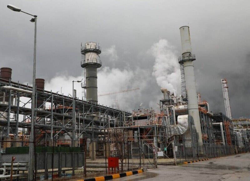 Иран планирует масштабные инвестиции в расширение нефтехимического сектора   ‍ ‍ ‍  Для завершения проектов и расширения нефтехимической цепочки создания стоимости в стране Национальная нефтехимическая компания Ирана  NPC  привлечет порядка 100 млрд долл., сообщает Российское информационное агентство Iran.ru.    ‍ ‍ ‍  Как отметил директор по инвестициям NPC Хамидреза Аджами, всего планируется реализовать 144 лицензированных проекта. О том, что данная работа актуальна, говорят цифры: на нефтехимическую продукцию приходится 25% нефтяного экспорта Ирана и 19% промышленной добавленной стоимости страны. Статус текущих имеют 20 проектов, выполненных более чем на 70%, 32 проекта, которые готовы на 20–70%, и 92 проекта, работа над которыми только начата.    ‍ ‍ ‍  В число инвестиционных приоритетов NPC Хамидреза Аджами включил завершение данных проектов, развитие подразделений среднего и нижнего звена, извлечение попутного газа.  #Иран #нефтехимия