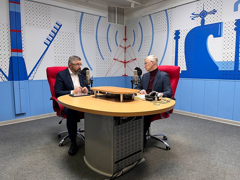 Около 80 млн рублей планируется направить на социальную газификацию домовладений в Поморье О запланированных работах на сети газоснабжения в регионе рассказал первый заместитель председателя правительства Архангельской области Дмитрий Рожин во время прямого радиоэфира По его словам ПАО Газпром разработал проект инвестиционной программы на 2026 2030 гг в которой предусмотрено завершение объектов начатых в рамках прошлой программы с 2021 г Так в следующем году компанией запланировано окончание строительно монтажных работ на газопроводах от Архангельской ТЭЦ до микрорайона Экономия а также в п Кулой Вельского района В 2027 г в планах ПАО Газпром завершение работ на газопроводе к с Ильинско Подомское Вилегодского округа Программа социальной газификации действует в регионе с 2021 г В настоящее время в нее входят 97 населенных пунктов Котласского Плесецкого и Приморского округов Ленского и Вельского районов города Котлас Коряжма Вельск Северодвинск и Архангельск На сегодняшний день в рамках социальной программы принято 7 тыс заявок на догазификацию а 6 9 тыс домовладений обеспечены технической возможностью газификации более 3 тыс домовладений уже подключены к голубом топливу Как отметил Дмитрий Рожин интерес жителей к газификации своих домов растет с каждым годом Мы анализируем обращения граждан и замечаем что программа не теряет своей востребованности Переход на газ повышает комфорт жизни Во первых он дешевле электричества Во вторых он удобен в использовании людям больше не нужно решать вопросы по обеспечению дровами топить печи Растет и количество жителей воспользовавшихся мерой социальной поддержки для газификации дома Напомним что с 2022 го в регионе введена льготная выплата в размере до 100 тыс рублей которую можно потратить на проектирование строительство или покупку оборудования В 2025 г мерой социальной поддержки уже воспользовались 507 человек что составило 50 1 млн рублей В следующем году из областного бюджета планируется выделить 79 4 млн рублей что позволит 790 заявителям получить льготную выплату Напомним чтобы подать заявление на газификацию дома необходимо чтобы населенный пункт был газифицирован дом предназначался для постоянного проживания у жителя были права собственности на дом и участок Газ до границы участка проводится бесплатно все работы внутри участка оплачиваются заявителем С прошлого года в программе догазификации участвуют и садовые товарищества условия для подключения к газу для СНТ такие же Подать заявку для проведения голубого топлива в свой дом можно через портал единого оператора газификации в офисе газораспределительной организации или в МФЦ предоставив все необходимые документы Отметим что с текущего года мероприятия социальной газификации вошли в состав федерального проекта Жилье национального проекта Инфраструктура для жизни нацпроекты Дмитрий Рожин Архангельскаяобласть