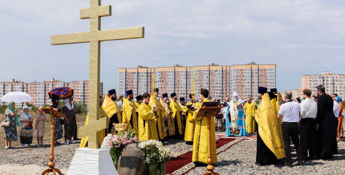 В Левенцовке освятили закладной камень под будущий храм Митрополит Ростовский и Новочеркасский Меркурий совершил чин освящения закладного камня в основание будущего храма в честь святой Марии Египетской в Левенцовском микрорайоне города Ростова-на-Дону.
