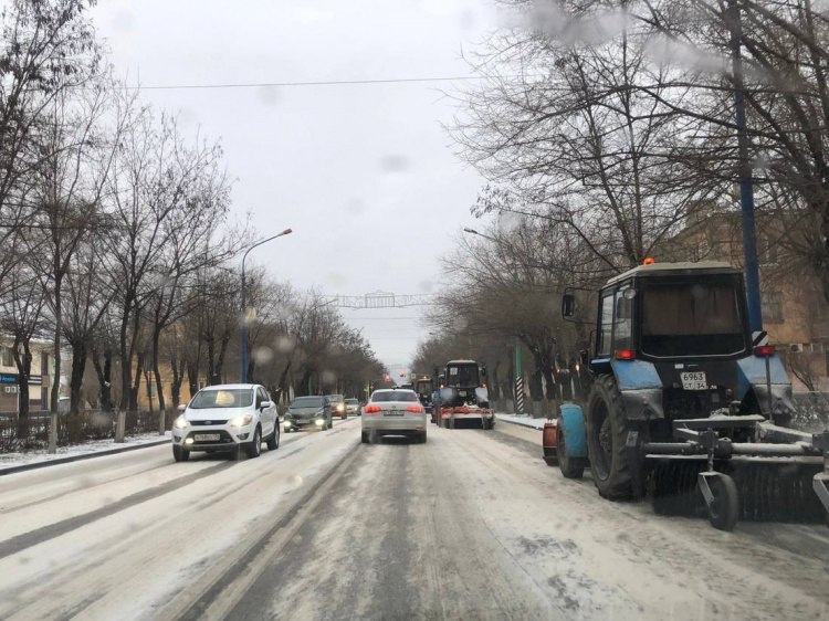 Только для тротуаров: волжские дорожники закупают реагент для таяния снега  Администрация Волжского объявила запрос котировок на поставку многокомпонентного противогололедного материала. Как узнал Волжский.ру из закупочной документации, речь идет о поставке 30 тонн реагента на основе хлорида кальция и хлорида магния. Смесь должна будет поставляться на базу МБУ «Комбинат благоустройства» в течение 7 дней после поступления заявки. Контракт с поставщиком заключается на 2025 год. Начальная цена превышает 1 миллион рублей. Как ранее рассказал директор МБУ «Комбинат благоустройства» Павел Целковский, реагент будет применяться на тротуарах вдоль центральных магистралей Волжского.  Также город закупит еще 110 м3 раствора бишофита для обработки проезжей части дорог.   Подробнее на Волжский.ру: