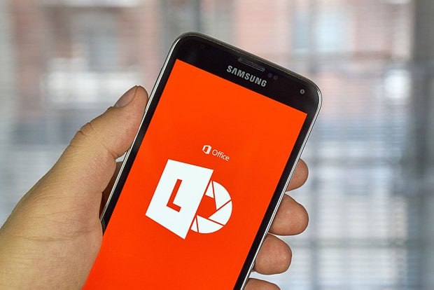 LENS   САМОЕ ПОПУЛЯРНОЕ БЕСПЛАТНОЕ ПРИЛОЖЕНИЕ MICROSOFT ЗАКРОЮТ  Корпорация Microsoft закроет популярное мобильное приложение Lens. Об этом компания сообщила на сервисном портале.  Приложение Lens предназначено для сканирования текстовых документов и прочих файлов с помощью камеры смартфона. В корпорации заявили, что 15 сентября поддержка сервиса будет прекращена. Вместо Lens в компании призвали пользоваться приложением Microsoft 365 Copilot, в котором также есть функция сканирования документов.  Журналисты издания Neowin назвали Lens самым популярным бесплатным приложением Microsoft. Оно также имеет высокие оценки в App Store и Google Play. Программа появилась в 2014 году под названием Office Lens. В 2021 году ее переименовали в Microsoft Lens.  ФОТО: dennizn / Shutterstock / Fotodom   #аврорамедиа_lens    Telegram-экосистема АВРОРА МЕДИА МЕДИА   НОВОСТИ   РЕГИОН   ЛАЙФ   СПОРТ   ГЕРЛЗ   ХАЙТЕК   ПЕРСОНЫ   ИНСАЙД   КРИМИНАЛ   МОЛОДОСТЬ   LIVE   АВРОРА МЕДИА YOUTUBE   RUTUBE