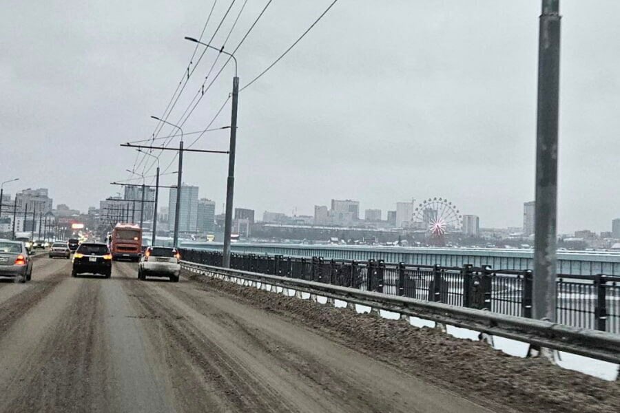 Ремонт Октябрьского моста в Новосибирске планируют отложить ещё на год Решено сначала завершить работу на Димитровском мосту. Сроки ремонта на Октябрьском мосту в Новосибирске могут перенести на год. Это связано с ходом параллельных работ по еще одному мосту — Димитровскому. На него в 2025 году выделено более полумиллиарда рублей.  — Мы пошли сознательно на ремонт части моста — переход с левого берега на правый. У нас два этапа. В этому году потратили 71 миллион инвестиций, на следующий год запланировано 555 млн рублей. К большому сожалению подрядчик не справился со своими задачами, — сказал Максим Кудрявцев, мэр города, на радиостанции «Городская волна».  Он напомнил, что на ремонт Октябрьского моста в 2022 году было выделено 2,2 миллиарда рублей.  Его реконструкция должна была завершиться до конца этого года.  — Сначала отремонтируем Димитровский мост, не затрагивая Октябрьский совсем, а потом приступим уже к доработкам на Октябрьском. Вариант того, что мы ремонт по  Октябрьскому мосту перенесем еще на год — тоже есть. Здесь стоит вопрос финансирования и комфорта горожан, — отметил мэр.   Источник фото: пресс-служба мэрии Новосибирска