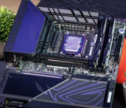 Разгон Intel Core Ultra 7 265K позволяет добиться прироста fps до 43 % — тест от PCGH Портал PCGamesHardware выяснил, на что способен процессор Intel Core Ultra 7 265K при разгоне и тонкой настройке. Чип продемонстрировал впечатляющий потенциал разгона, обеспечив до 43 % больше fps в играх. В PCGH подробно объяснили, как сумели достичь максимальной производительности от второго по мощности процессора линейки Arrow Lake, при этом сохранив стабильность и эффективность. Читать далее
