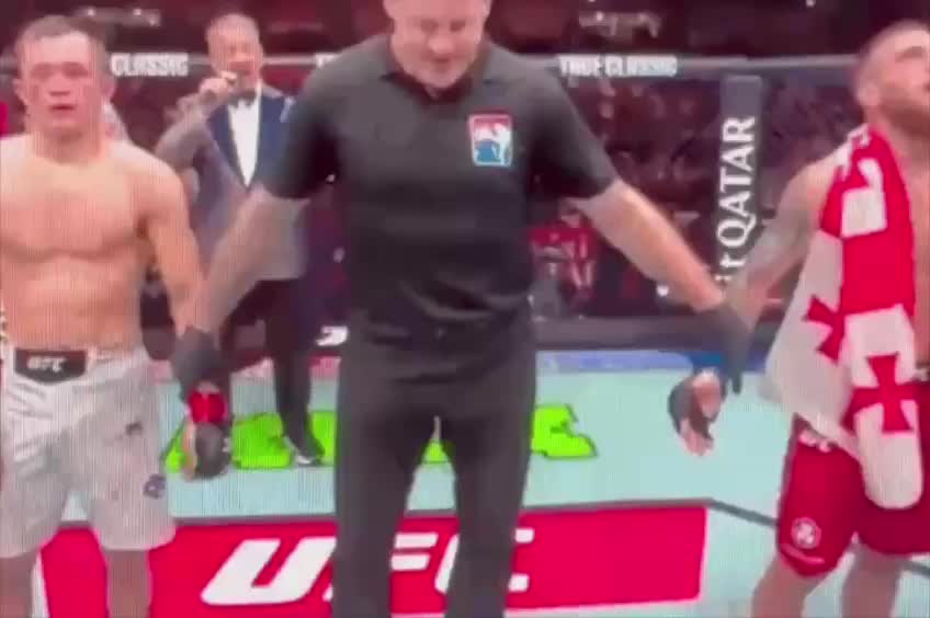 Арман Царукян и Дэн Хукер успешно прошли взвешивание перед UFC Fight Night 265