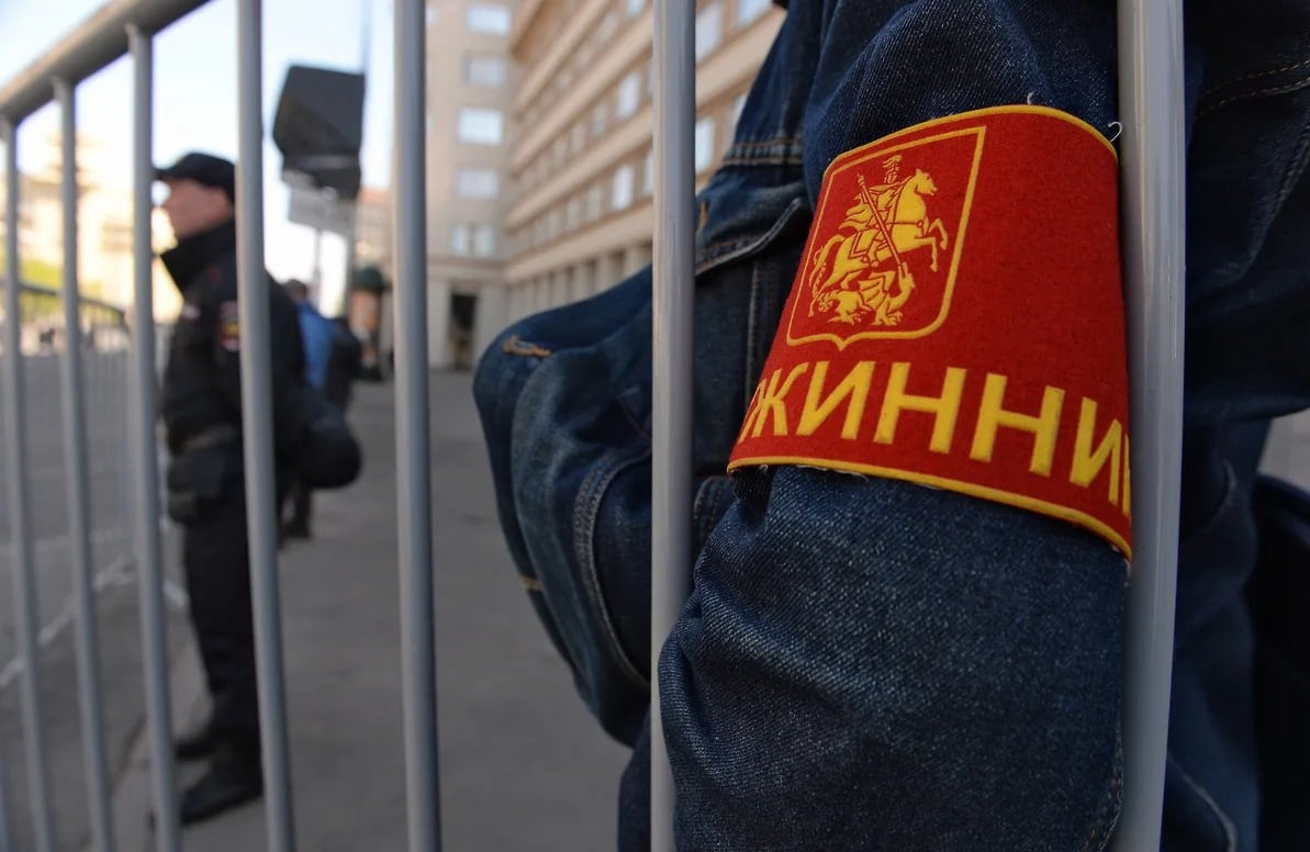 В России могут появиться дружины для защиты традиционных ценностей, — с такой инициативой обратился депутат ЛДПР к Совфеду РФ. Он напомнил, что советы по защите традиционных ценностей работают более чем в 50 субъектах РФ. Сейчас эти структуры разрабатывают планы соответствующих мероприятий и отрабатывают «негативные эпизоды» из местной повестки, но их внимание следует обратить и на сферу охраны общественного порядка, — приводит слова парламентария «Коммерсантъ». Регнум