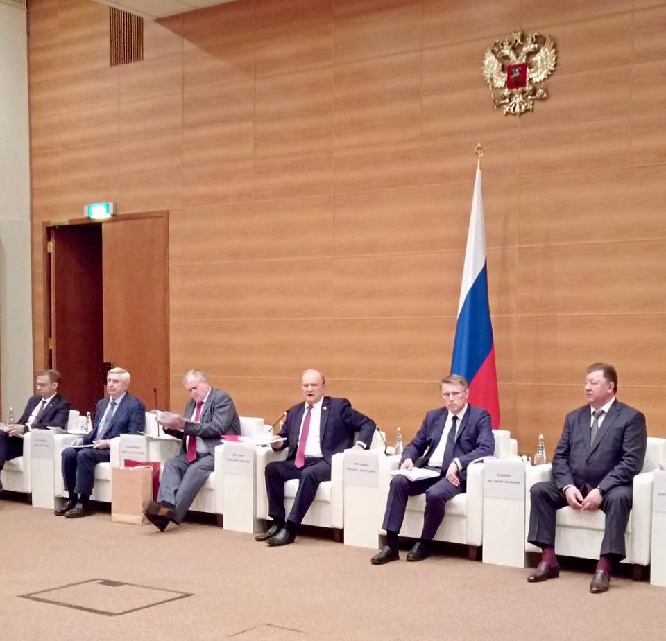 После региональной недели в Государственной Думе прошло заседание фракции КПРФ, на котором выступил Министр здравоохранения Мурашко М.А. Конечно, посыпались вопросы — и про цены на лекарственные препараты, и про их отсутствие или серьёзные перебои с льготными лекарствами. Поднимались также вопросы подготовки кадров — как врачей, так и среднего медицинского персонала. Приятно было услышать, что министр привёл в пример Саратовскую область, где молодые врачи едут работать в сельскую местность и малые города благодаря предоставлению дополнительных выплат и жилья. Серьёзно, я бы даже сказала — жёстко, прозвучала тема невозможности записаться на приём к врачу в целом, не только в сельской местности. Оплата труда медиков скорой помощи вновь вызвала серьёзную дискуссию. Тема, которую мы обозначали неоднократно — и я сегодня снова её подняла — наконец-то получила завершение. С нового учебного года врачи и медсёстры, которые ведут приём в образовательных учреждениях, будут официально считаться медицинскими сотрудниками, и их деятельность будет засчитываться в медицинский стаж. Принят соответствующий нормативный документ Минздрава! Поздравила с наступающим профессиональным праздником — Днём медицинского работника!