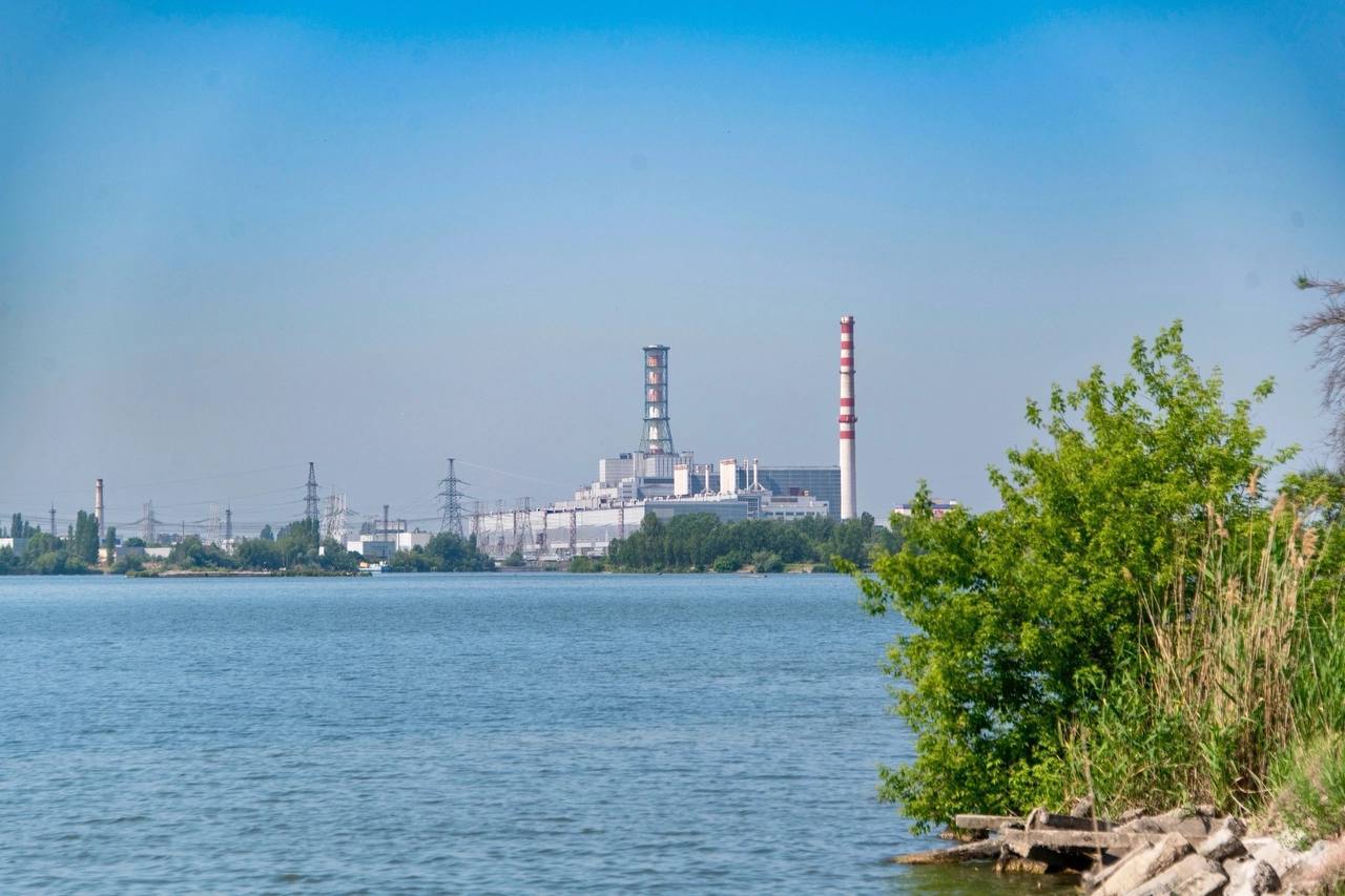 Сегодня в 2 20 была восстановлена работа трансформатора и турбогенератора 6 на Курской АЭС Мощность энергоблока 3 восстановлена на 100 1 и 2 энергоблоки в режиме работы без генерации 4 энергоблок в плановом ремонте Радиационный фон на промышленной площадке Курской АЭС и прилегающей территории не изменялся и соответствует естественным природным значениям сообщают в пресс службе Курской АЭС