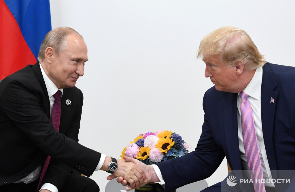 Спецпосланник президента США Кит Келлог в пятницу подчеркнул, что между президентом Дональдом Трампом и российским лидером Владимиром Путиным установились "сильные" личные связи. "По моему мнению, ключевым аспектом являются личные связи, которые очень крепкие, поскольку я уверен, что президент Трамп - великолепный лидер. Он достиг того, чего давно не удавалось достичь другим президентам: он вложил личные усилия, рискуя своим положением лидера", - сказал Келлог в интервью телеканалу ABC, обсуждая суть отношений между Трампом и Путиным.