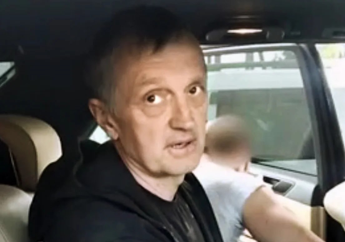 К четырнадцати с половиной годам колонии прокурор попросил в прениях приговорить бывшего главу департамента Минсельхоза одного из топ менеджеров Росагролизинга Олега Донских Экс чиновник обвиняется в нескольких эпизодах мошенничества со средствами Россельхозбанка и Росагролизинга на общую сумму 2 6 млрд руб а также незаконном хранении оружия Сам господин Донских которого правоохранители задержали после 12 лет розыска вину не признает и требует оправдания ФСБ Подписывайтесь на Ъ Оставляйте бусты