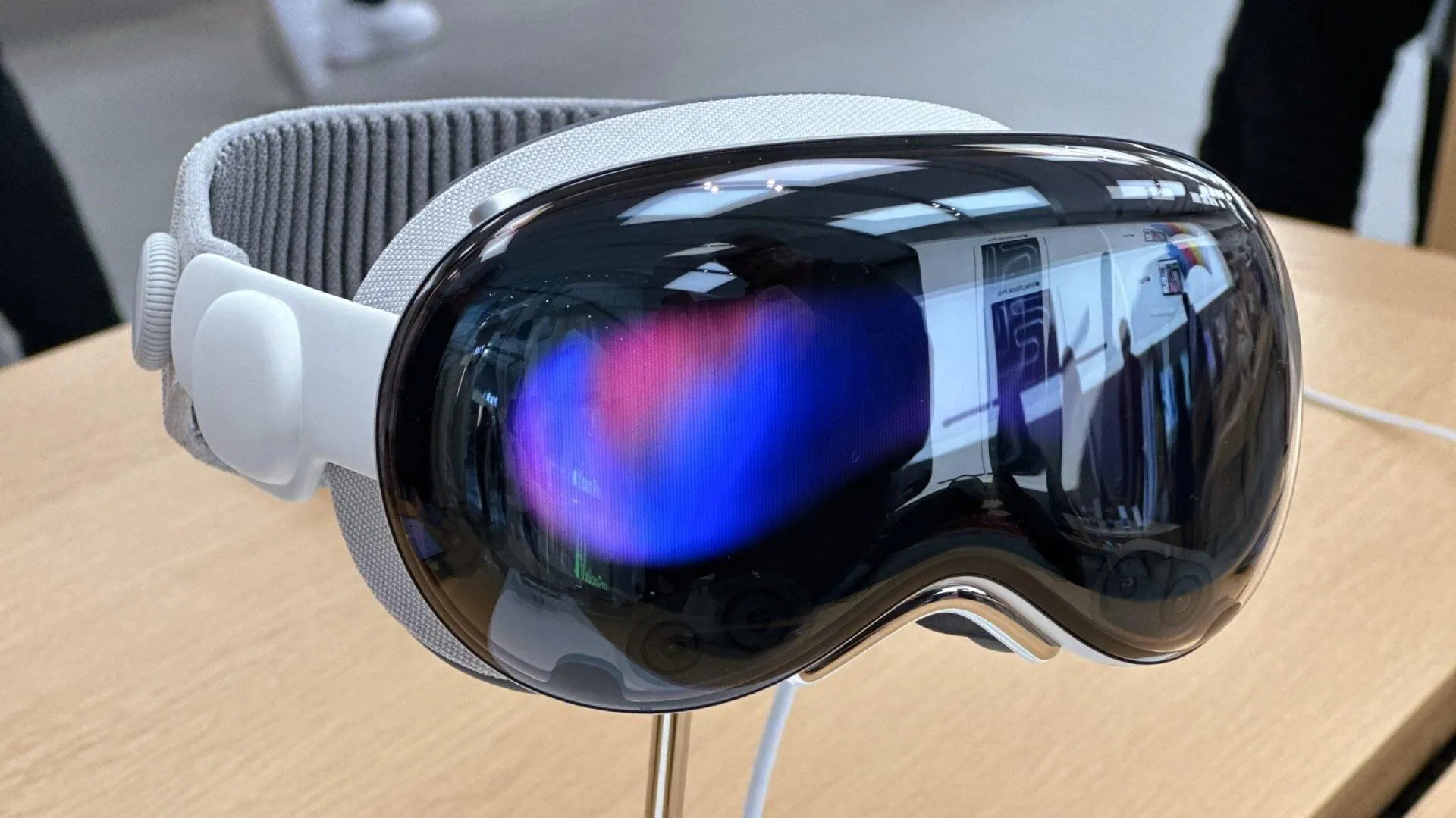 MacRumors пишет что Apple практически отказалась от выпуска Vision Pro Модель с чипом M5 которая вышла в прошлом октябре не помогла возродить интерес пользователей и увеличить продажи   dtf ru hard 5029411
