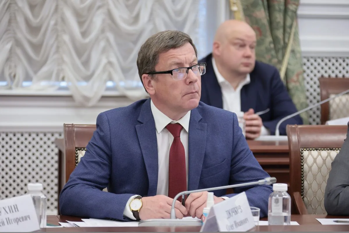 В Тульской области пляжи оборудуют зонами для детей Подготовку к пляжному сезону 4 мая обсудили на оперативном совещании в правительстве Тульской области с докладом выступил министр жилищного хозяйства и благоустройства региона Олег Дючков Министр отметил что в этом году как и в прошлом планируется открытие 70 пляжей из них 62 муниципальных и 8 частных Дополнительно ведется работа с МЧС по узакониванию отдельных частных пляжей в Туле и Заокском В текущем сезоне полноценно начнет работать зона отдыха в Узловском районе Новеллой этого года является то что в обязательном порядке на работающих пляжах должны быть оборудованы зоны купания для детей Эти требования разработаны совместно с региональным управлением МЧС и доведены до всех администраций муниципальных образований отметил Олег Дючков правительство Тульской области   Если у вас плохо грузятся новости видео и фото посты дублируются в нашем канале в MАХ 1  2   Подпишись на новости