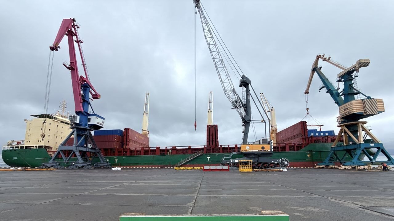 В Архангельск прибыло второе судно в рамках мультимодального маршрута Арктический экспресс 1 В акваторию морского порта Архангельск прибыло второе судно из Китайской Народной Республики следовавшее по Северному морскому пути в рамках мультимодального маршрута Арктический экспресс 1 Ключевой особенностью этой логистической схемы является организация замкнутого грузопотока Такой подход позволяет осуществлять рейсы без простоев повышая экономическую эффективность проект сообщил губернатор Архангельской области Александр Цыбульский в своем Телеграм канале На борту прибывшего судна Xin Xin Hai 1 468 контейнеров с автозапчастями После разгрузки судно будет загружено экспортной продукцией предприятий лесопромышленного комплекса Архангельской области Подписаться на Медиапалубу