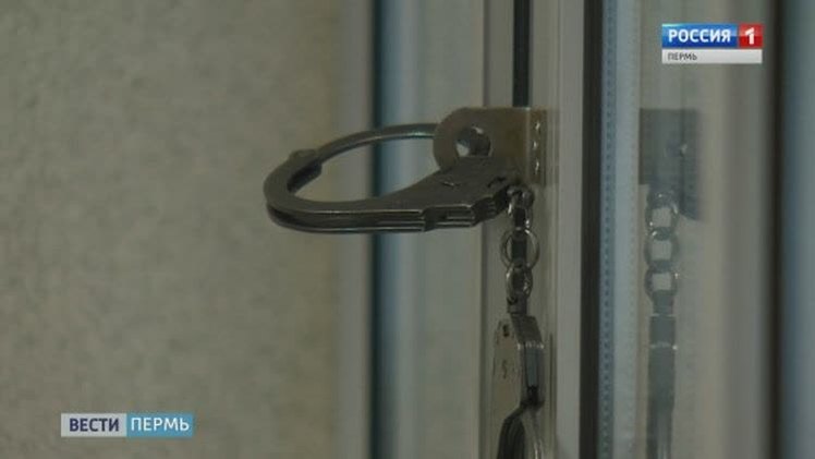 Полицейские задержали подозреваемого в грабеже В дежурную часть в Перми поступило заявление от 30-летнего жителя краевого центра о совершенном в отношении него грабеже. Установлено, что в ночное время в квартиру потерпевшего через окно на кухне проник неизвестный и нанес хозяину удар по голове. Затем злоумышленник похитил сотовый телефон и барсетку, после чего нанес еще ему несколько ударов и скрылся. В ходе оперативно-розыскных мероприятий сотрудники уголовного розыска территориального отдела полиции установили личность подозреваемого. Им оказался ранее судимый житель Перми 1996 года рождения. Молодой человек задержан. По факту грабежа возбуждено уголовное дело. Фигуранту избрана мера пресечения в виде заключения под стражу.