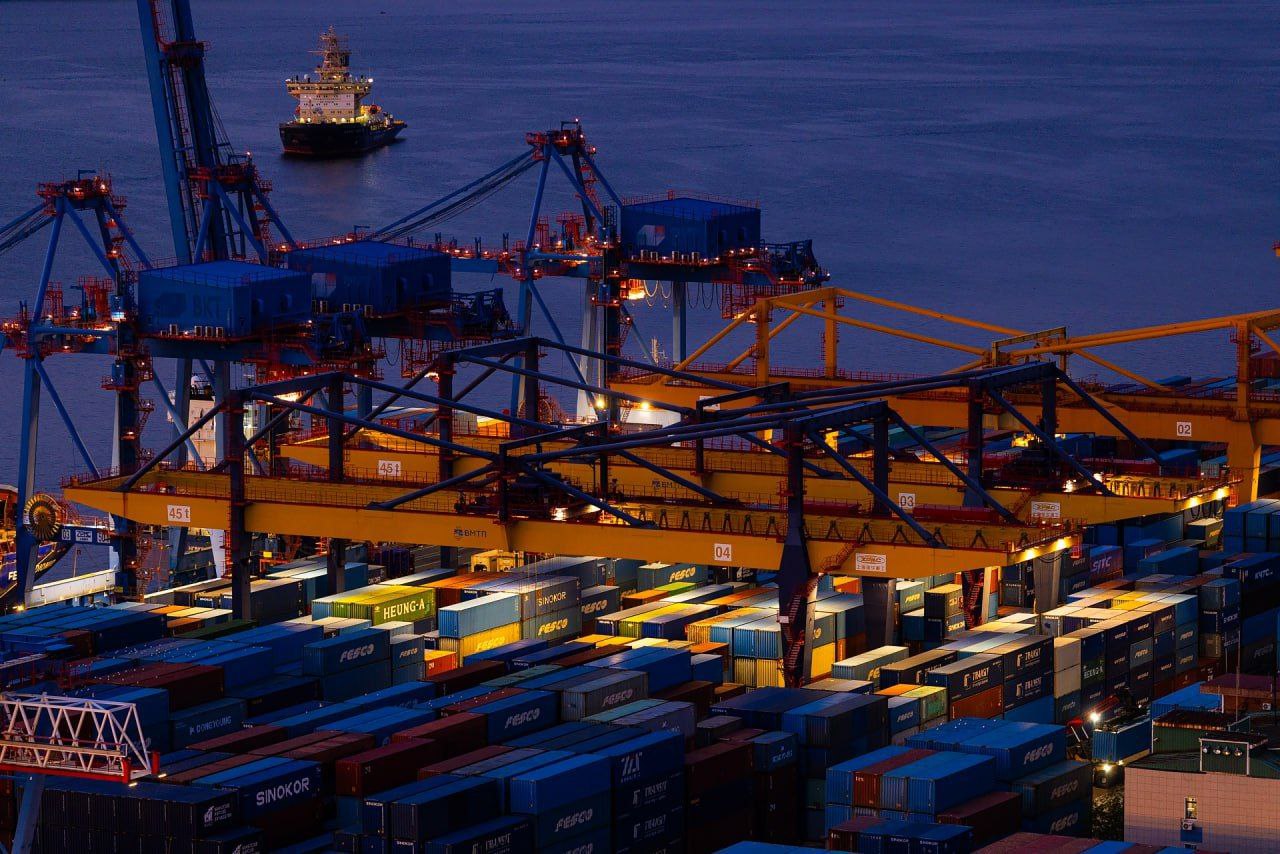 Грузооборот морских портов России по итогам 2025 года сократился на 0 4 до 884 5 млн тонн Сообщает АСОП Объем перевалки сухих грузов составил 441 7 млн тонн 0 2 в том числе угля 202 9 млн тонн 7 8 зерна 52 2 млн тонн 31 1 грузов в контейнерах 54 млн тонн 2 7 минеральных удобрений 45 9 млн тонн 8 черных металлов 23 млн тонн 20 8 руды 15 9 млн тонн 29 1 грузов на паромах 8 3 млн тонн 3 Объем перевалки наливных грузов снизился на 0 5 до 442 8 млн тонн включая 274 9 млн тонн сырой нефти 2 8 121 1 млн тонн нефтепродуктов 7 7 37 2 млн тонн сжиженного газа 2 5 и 5 7 млн тонн пищевых грузов 11 4 За 12 месяцев прошедшего года перегружено 696 6 млн тонн экспортных грузов 0 6 41 2 млн тонн импортных грузов 3 9 71 5 млн тонн транзитных грузов 10 и 75 2 млн тонн каботажных грузов 5 Грузооборот морских портов составил Арктического бассейна 87 1 млн тонн 6 3 Балтийского бассейна 271 3 млн тонн 0 6 Азово Черноморского бассейна 265 4 млн тонн 3 9 Каспийского бассейна 8 6 млн тонн 5 4 Дальневосточного бассейна 252 1 млн тонн 6 6