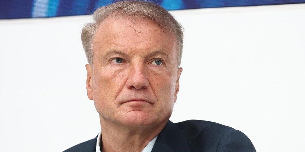Отвечая на вопрос о возможном размещении на бирже какого-либо из небанковских бизнесов «Сбера», Греф отметил, что и таких планов пока нет. Сейчас доля free-float акции в свободном обращении Сбербанка по обыкновенным акциями составляет 48%, по привилегированным — 100%, следует из данных Московской биржи. Большим пакетом акций Сбербанка владеют нерезиденты, но сейчас эти активы заморожены из-за российских контрсанкций в ответ на блокировку резервов Банка России. По оценке зампреда правления, финансового директор Сбербанка Тараса Скворцова, недружественным нерезидентам полагается порядка 25% дивидендов банка. Но доступ к этим средствам ограничен, они зачисляются на счета типа С, с которых их нельзя вывести без разрешения правкомиссии. Основным пакетом Сбербанка — 50% плюс одна акция — владеет Фонд национального благосостояния России, контролируемый правительством. В декабре 2023 года Греф допускал, что долю государства в банке можно сократить до 25%.