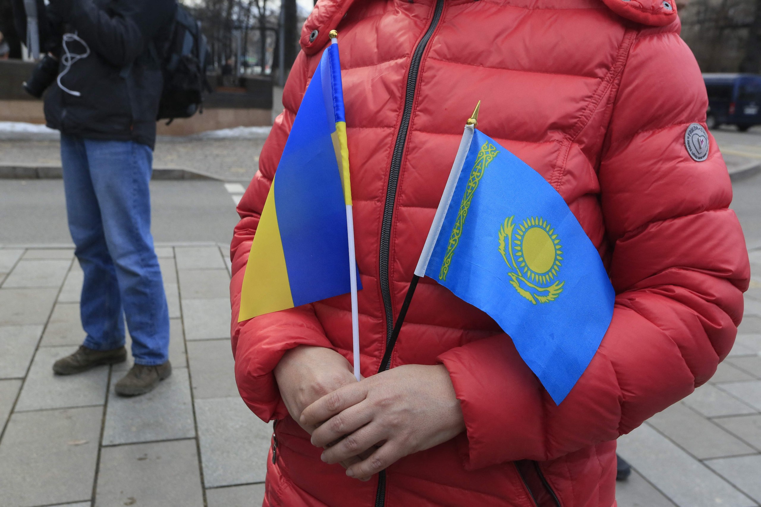 В Польше «за шпионаж» арестован сотрудник посольства Казахстана в Украине  Госмедиа Казахстана сообщили об аресте помощника военного атташе посольства этой страны в Украине. Якобы помощник сотрудника дипмиссии Астаны связан со шпионажем против Украины. Задержание состоялось в Польше. Новость удаляется со страниц казахстанских медиа. 1 августа польские власти объявили о задержании разведчика, уточнив, что он является «офицером военной разведки одной из азиатских стран, образовавшихся после распада СССР».  По данным спецслужб Польши, этот человек работал в Быдгоще и Варшаве, угрожая безопасности Польши и союзных военных структур. Премьер-министр Дональд Туск тогда заявил, что любой, кто угрожает безопасности страны, «рано или поздно будет пойман». «Скорее рано, чем поздно», - уточнял польский премьер.  Новый посол Казахстана в Украине начал работать с апреля 2025 года. Посол Казахстана в Эстонии сменился в прошлом году.