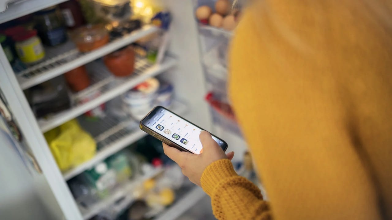 Офлайн-ретейлеры предложили регулирование для продажи продуктов на маркетплейсах Крупный бизнес предложил распространить на маркетплейсы требования закона о торговле, если они продают продукты питания. Речь идет о запрете на возврат нераспроданных товаров или на требования к поставщикам возместить расходы на их утилизацию. Инициативу выдвинул на совещании по регулированию платформенной экономики в аппарате вице-премьера Дмитрия Григоренко представитель X5 сети «Пятерочка», «Перекресток», член Ассоциации компаний розничной торговли, АКОРТ , узнал Forbes. Поскольку цифровые платформы затрагивают интересы большинства граждан, масштаб изменений требует комплексного подхода к законодательному регулированию, а не внесения отдельных изменений в существующие нормы, сказал Forbes представитель аппарата вице-премьера Дмитрия Григоренко. Подробности — на сайте : Getty Images