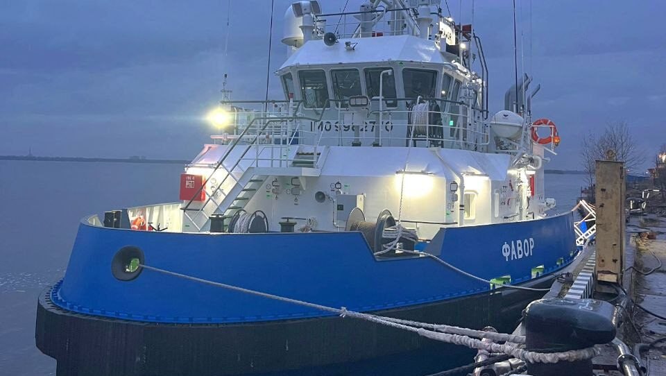 Арктический буксир спасатель Фавор проекта NE025 завершил ходовые испытания Арктический спасательный буксир Фавор проекта NE025 успешно совершил контрольный выход в акватории порта Архангельск подтвердив работоспособность всех систем и оборудования По результатам испытаний аварийно спасательный буксир Фавор подтвердил заложенный государственным контрактом класс судна KM Arc4 hull machinery R1 AUT3 FF3WS Tug Судно будет приписано к порту Архангельск и использоваться на трассах Северного морского пути сообщает Морспасслужба Пятое судно серии проекта NE025 названо в честь горы Фавор на Соловках которая расположена на острове Муксалма в восточной части архипелага Буксирно спасательное судно проекта NE025 ледового класса Arc4 предназначено для участия в противоаварийных и спасательных операциях для обеспечения безопасного маневрирования крупных судов на сложных участках в портах и гаванях Северного морского пути оказания помощи в тушении пожаров буксировки несамоходных плавсредств установки и снятия знаков плавучей и береговой судоходной обстановки обеспечения работы дноуглубительного флота и т д   Подписаться на Медиапалубу