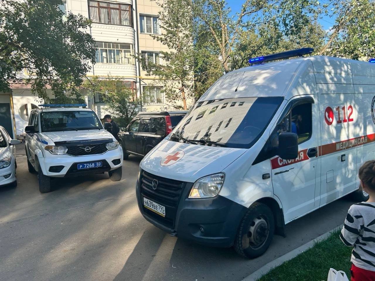 В Сергиевом Посаде произошло нападение на ребенка. По информации Минздрава, состояние пострадавшего оценивается как средней степени тяжести. Нападавший, действуя неадекватно, подошел к подростку сзади и ударил его ножом в шею, когда тот находился во дворе. После совершения нападения мужчина скрылся и заперся в своей квартире. На место происшествия быстро прибыли оперативные службы.